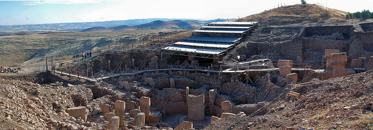 Göbekli Tepe, excavation from the east, 25 May 2010 · Rolf Cosar · CC BY-SA 4.0 Wide documentary view of the excavated early Neolithic enclosures at Göbekli Tepe.